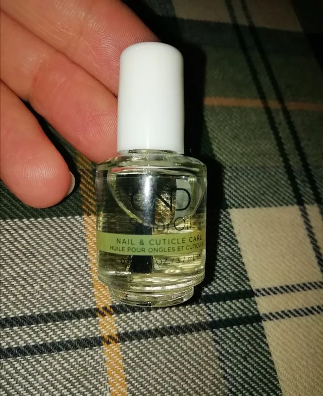 Lovely oil, which very well hydrates and nourishes the nail