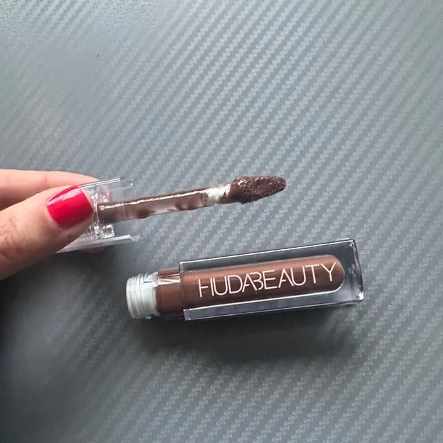 I tried and tested the Faux Filler shiny lip gloss by Huda