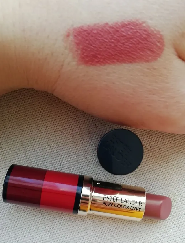 I am very impressed with this Estée Lauder lipstick. It