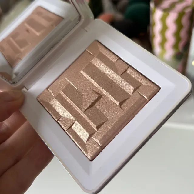 How stunning is this Haus Labs highlighter in shade Peach
