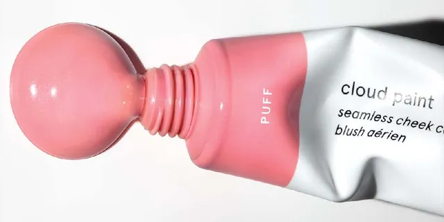 Glossier landed with a bang! 💋💄  A moment that will go