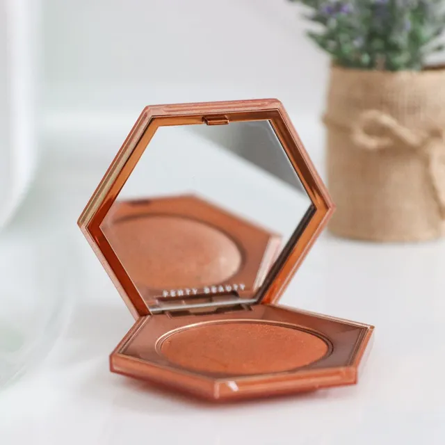 Love this highlighter from Fenty Beauty. Looks too pretty to