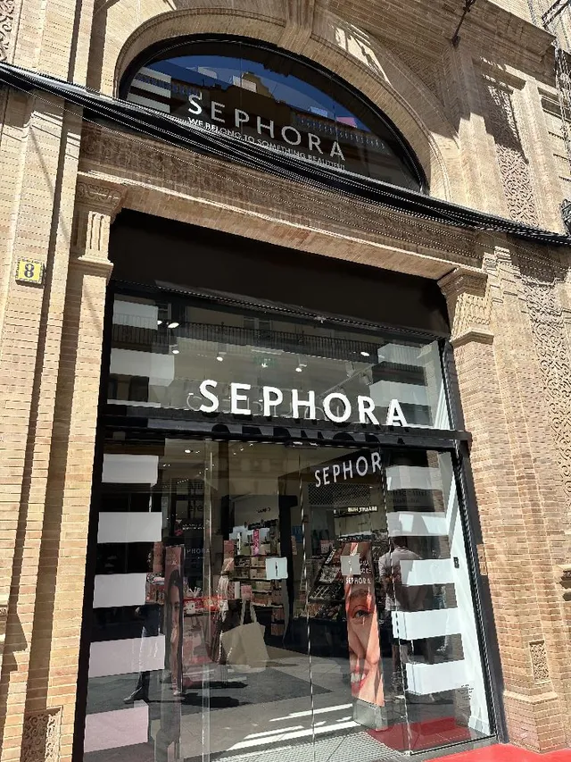 Stumbled across this lovely Sephora in Seville, Spain 🥰🤍