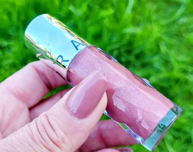 Love this Sephora Outrageous lipgloss, gives a slight plump
