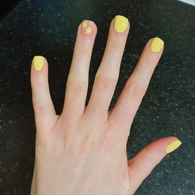 A little Easter nail. I attempted the flowers with a