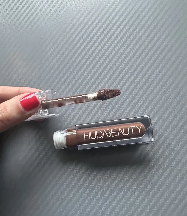 I tried and tested the Faux Filler shiny lip gloss by Huda