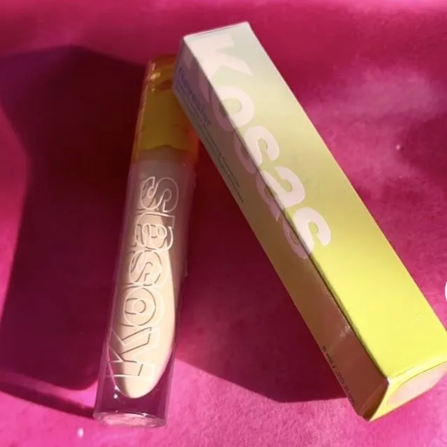 Obsessed with the Kosas Revealer Concealer! 🌟 It's my